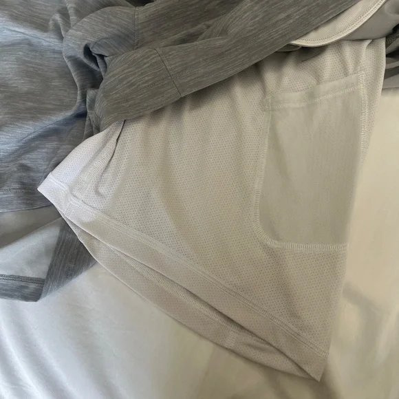 Lululemon athletic shorts heather gray men’s large - Picture 3 of 3